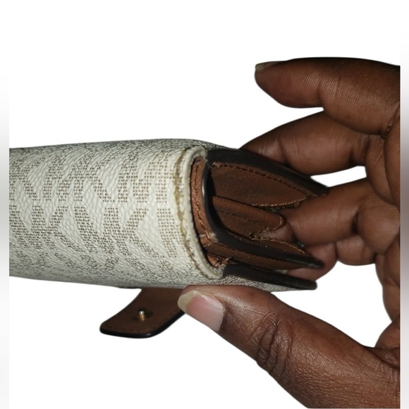 Michael Kors Beige Monogram jet set bifold Wallet with Gold Hardware No Callouts - Picture 6 of 12